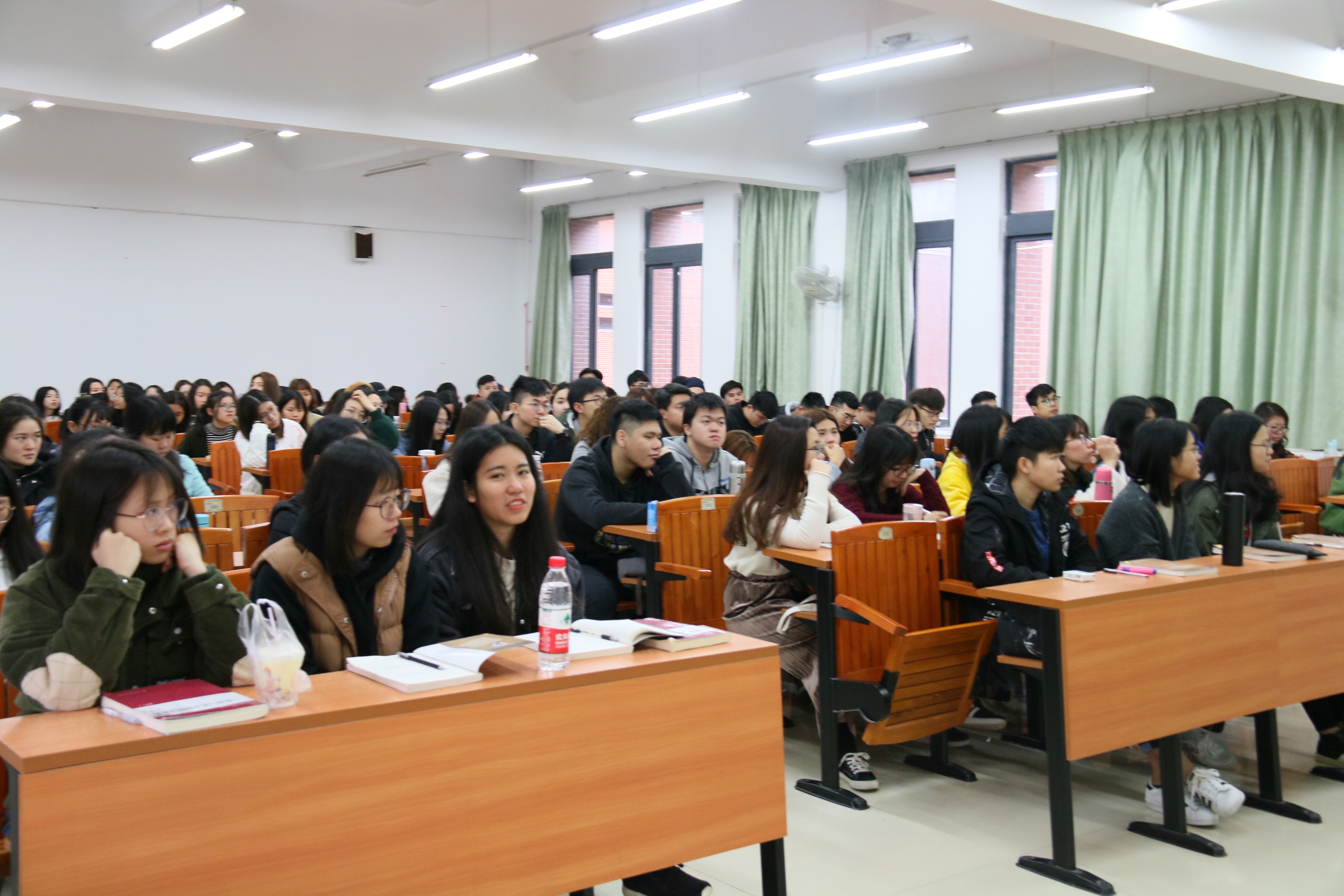 【开学第一天】公共治理学院师生齐力践行"四个一" 严把课堂纪律关